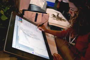 diseñadora gráfica trabajando en tableta digital
