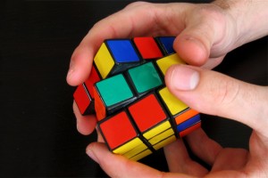 hombre resolviendo cubo de rubik