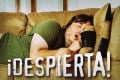 hombre tomando una siesta en el sofá