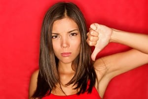 mujer pulgar abajo