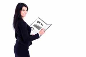 mujer de negocios con reporte